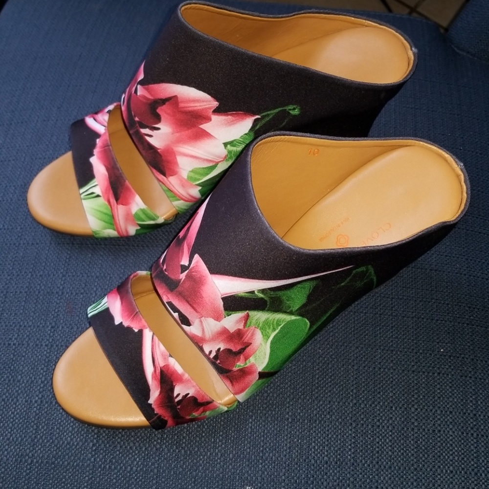 Women's Silent Flower Black Wedge